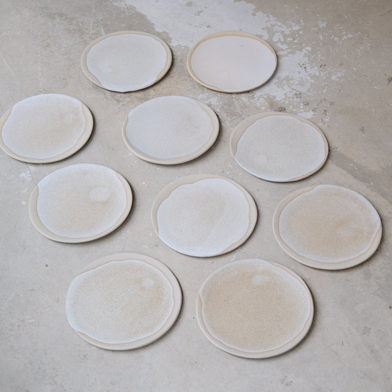 Assiette en grès D 18cm - Blanc beige par la céramiste Hélène Maury chez Brutal Ceramics