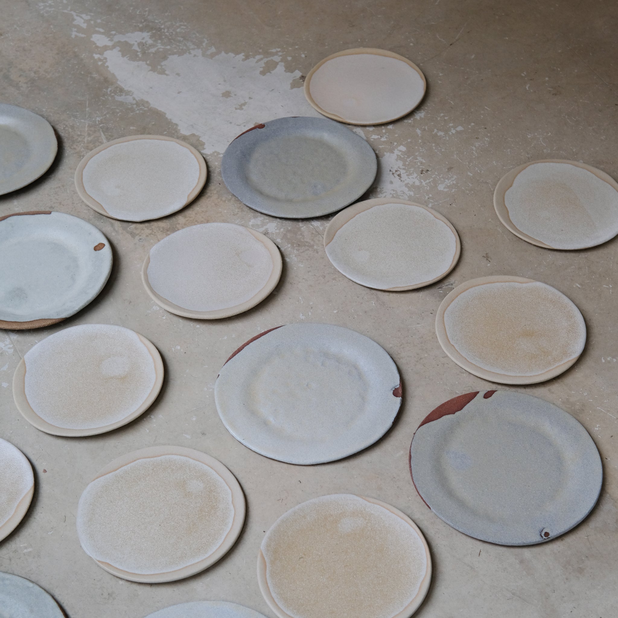 Assiette en grès D 18cm - Blanc beige par la céramiste Hélène Maury chez Brutal Ceramics