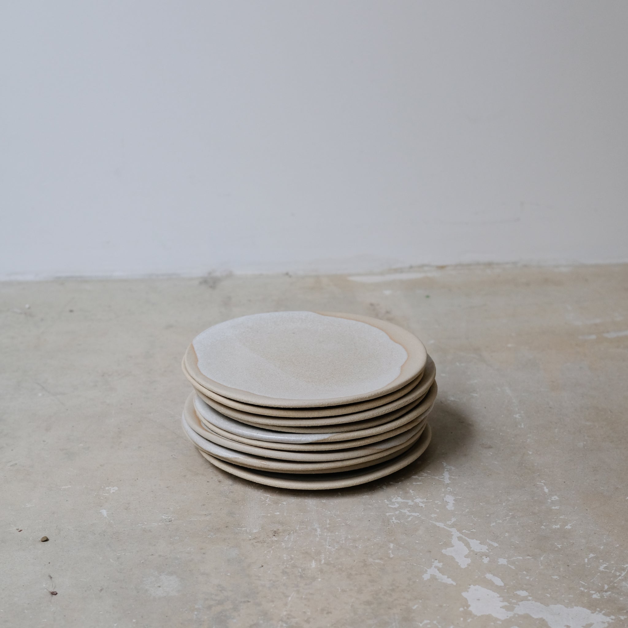 Assiette en grès D 18cm - Blanc beige par la céramiste Hélène Maury chez Brutal Ceramics