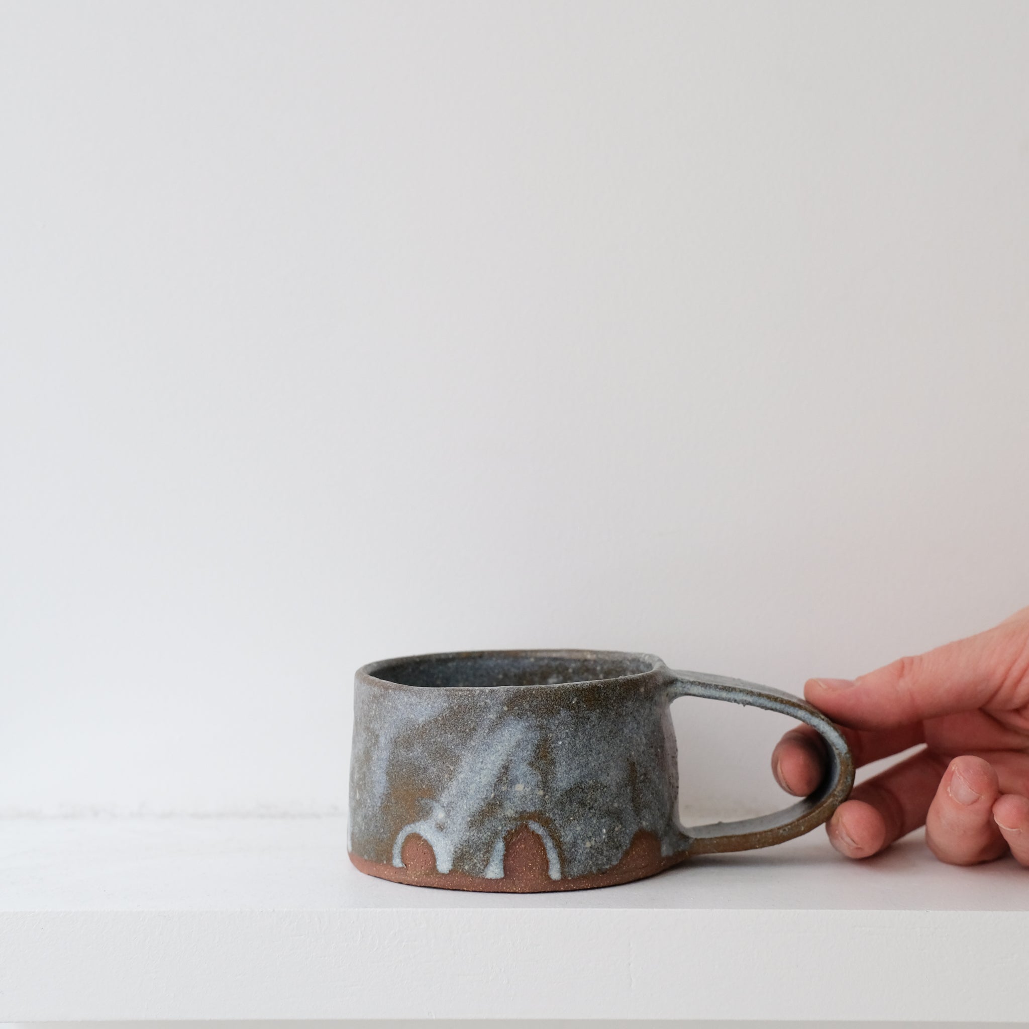 Tasse "crochet" en grès 180ml - Beige bleu par Hélène Maury chez Brutal Ceramics