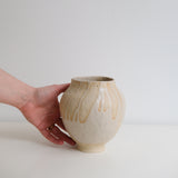 Vase en grès H 17cm - Beige sable par Helene Maury chez Brutal Ceramique