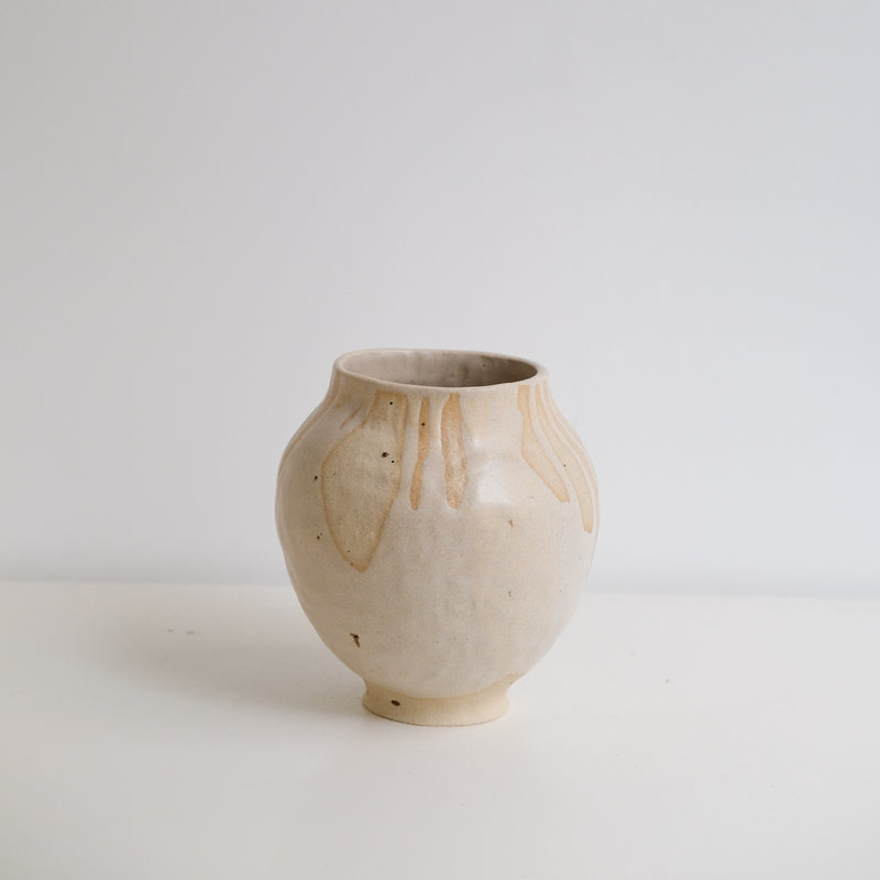 Vase en grès H 17cm - Beige sable par Helene Maury chez Brutal Ceramics