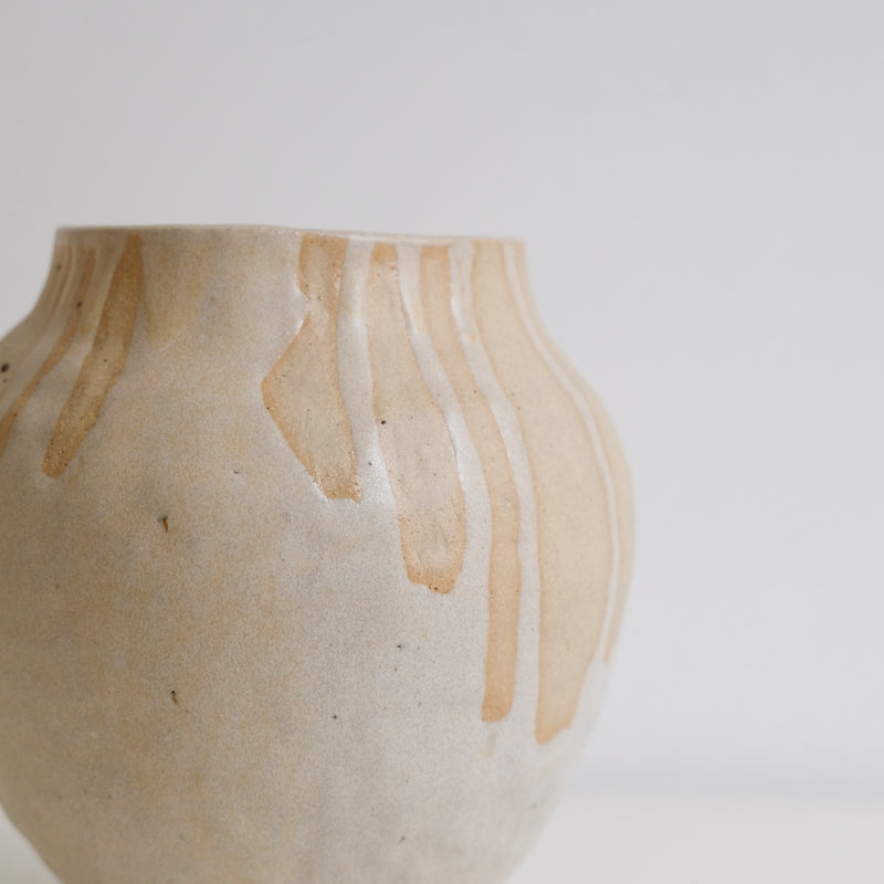 Vase en grès H 17cm - Beige sable par Helene Maury chez Brutal Ceramics