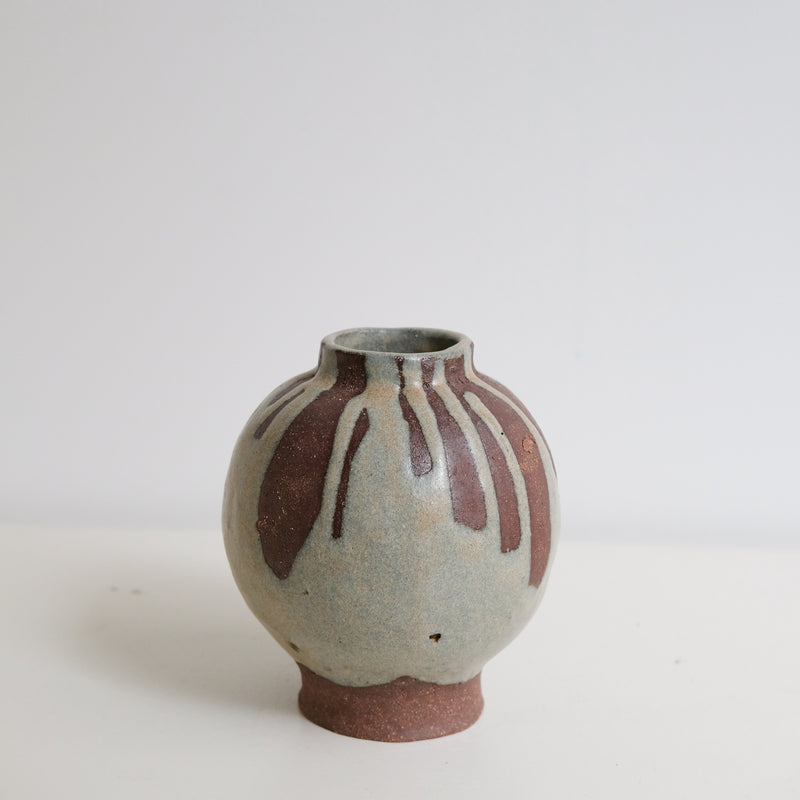 Vase en grès récolté H 15cm - roux et beige par  Hélène Maury chez Brutal Ceramics