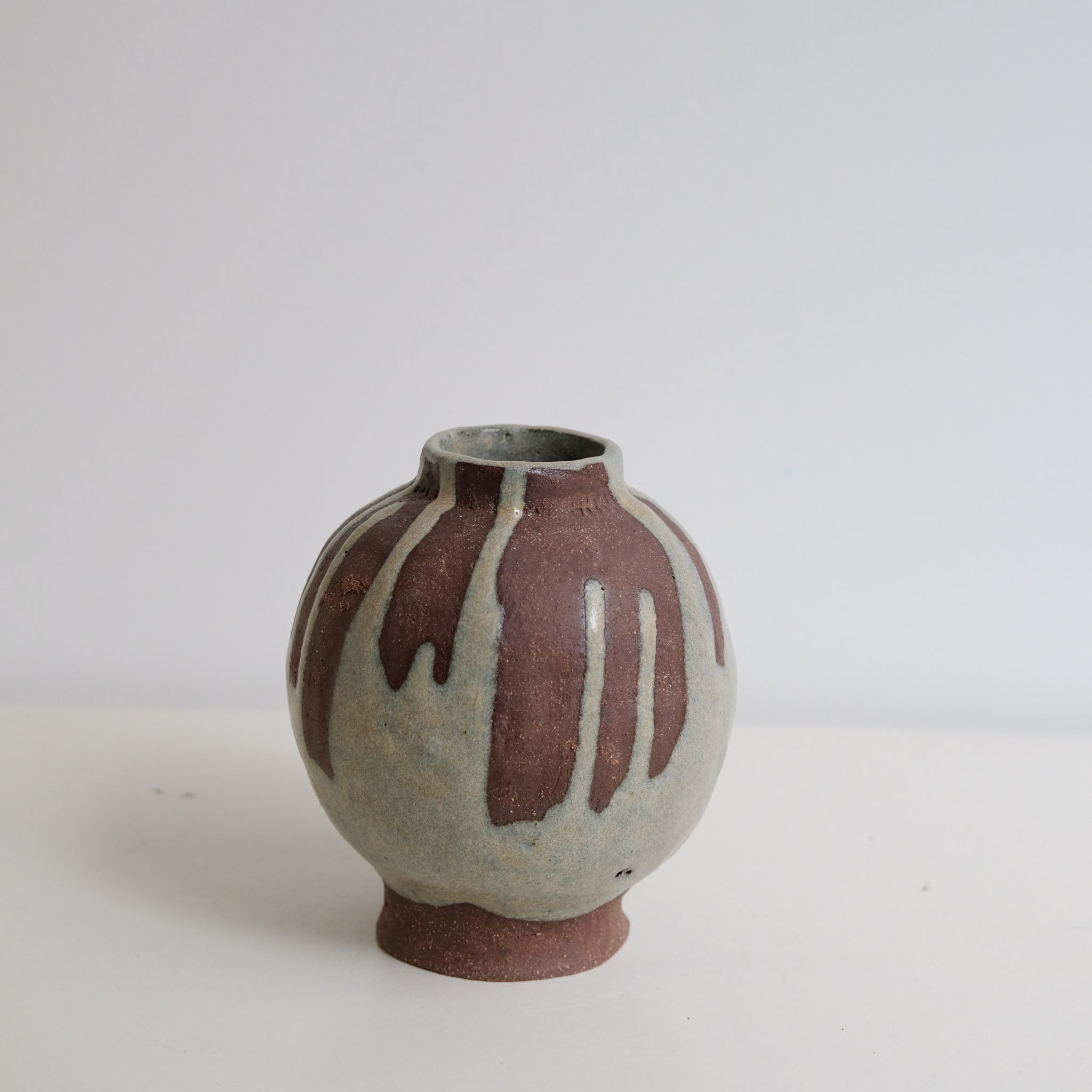 Vase en grès récolté H 15cm - roux et beige par  Hélène Maury chez Brutal Ceramics