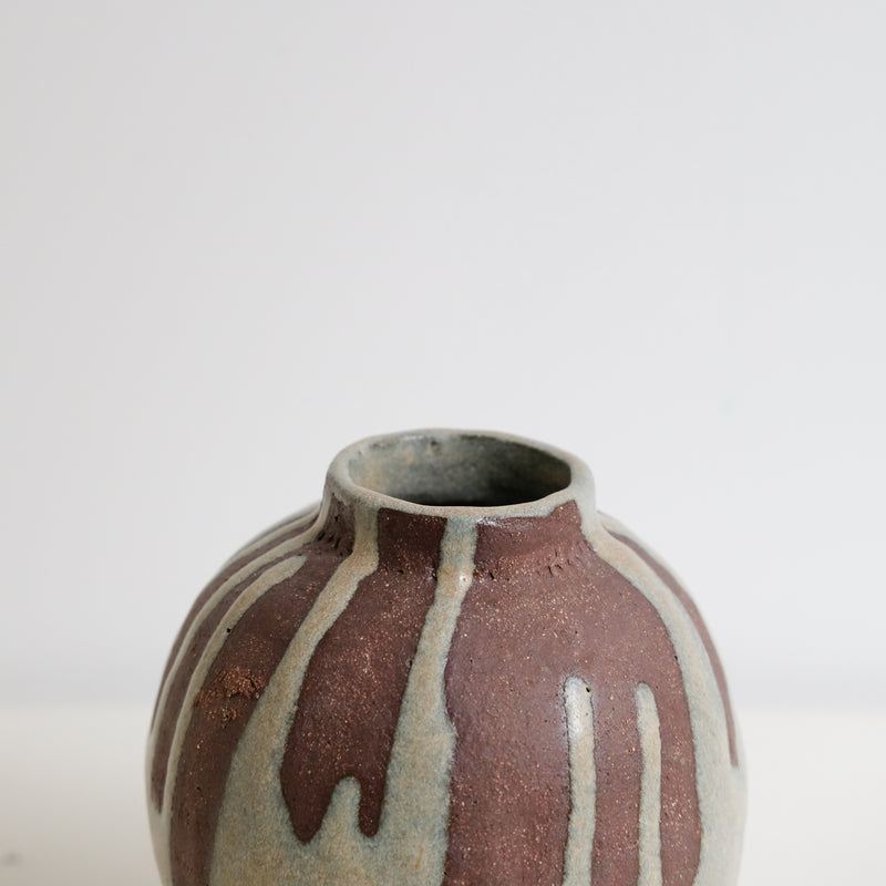 Vase en grès récolté H 15cm - roux et beige par  Hélène Maury chez Brutal Ceramics