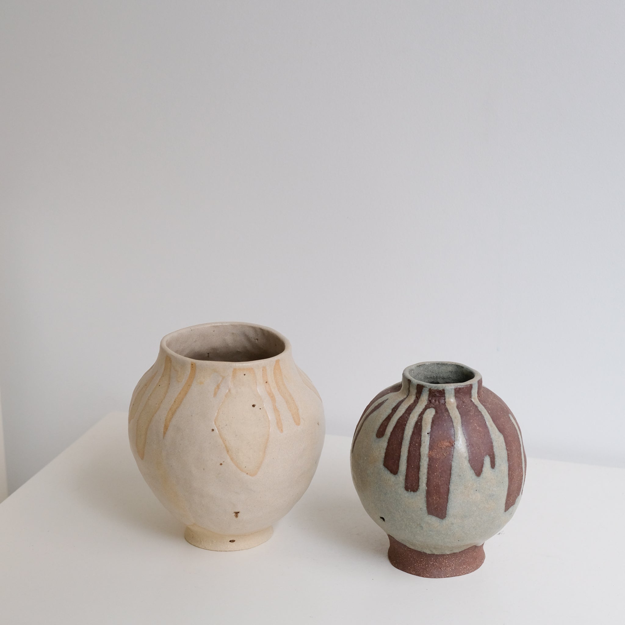 Vase en grès récolté H 15cm - roux et beige par  Hélène Maury chez Brutal Ceramics