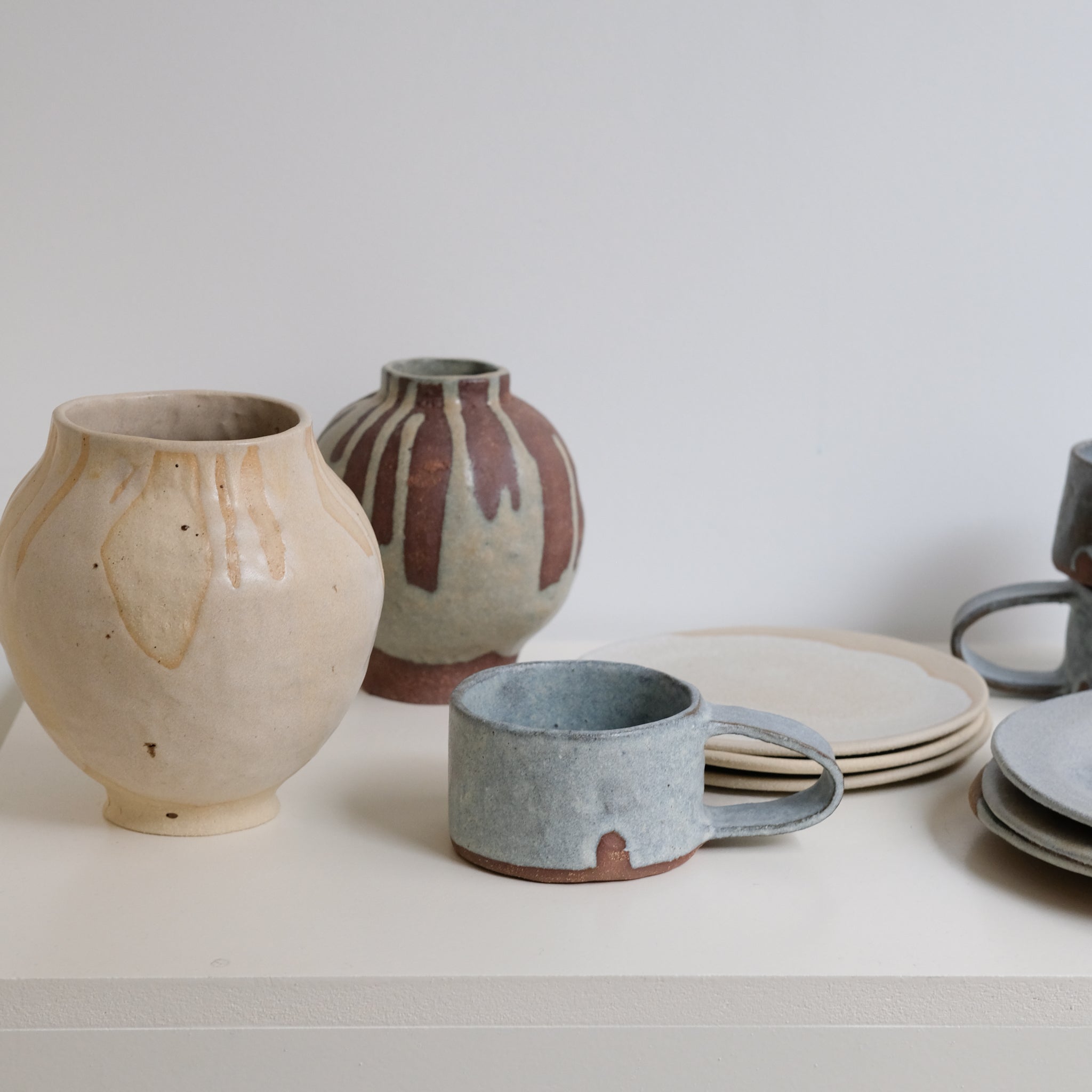 Vase en grès récolté H 15cm - roux et beige par  Hélène Maury chez Brutal Ceramics