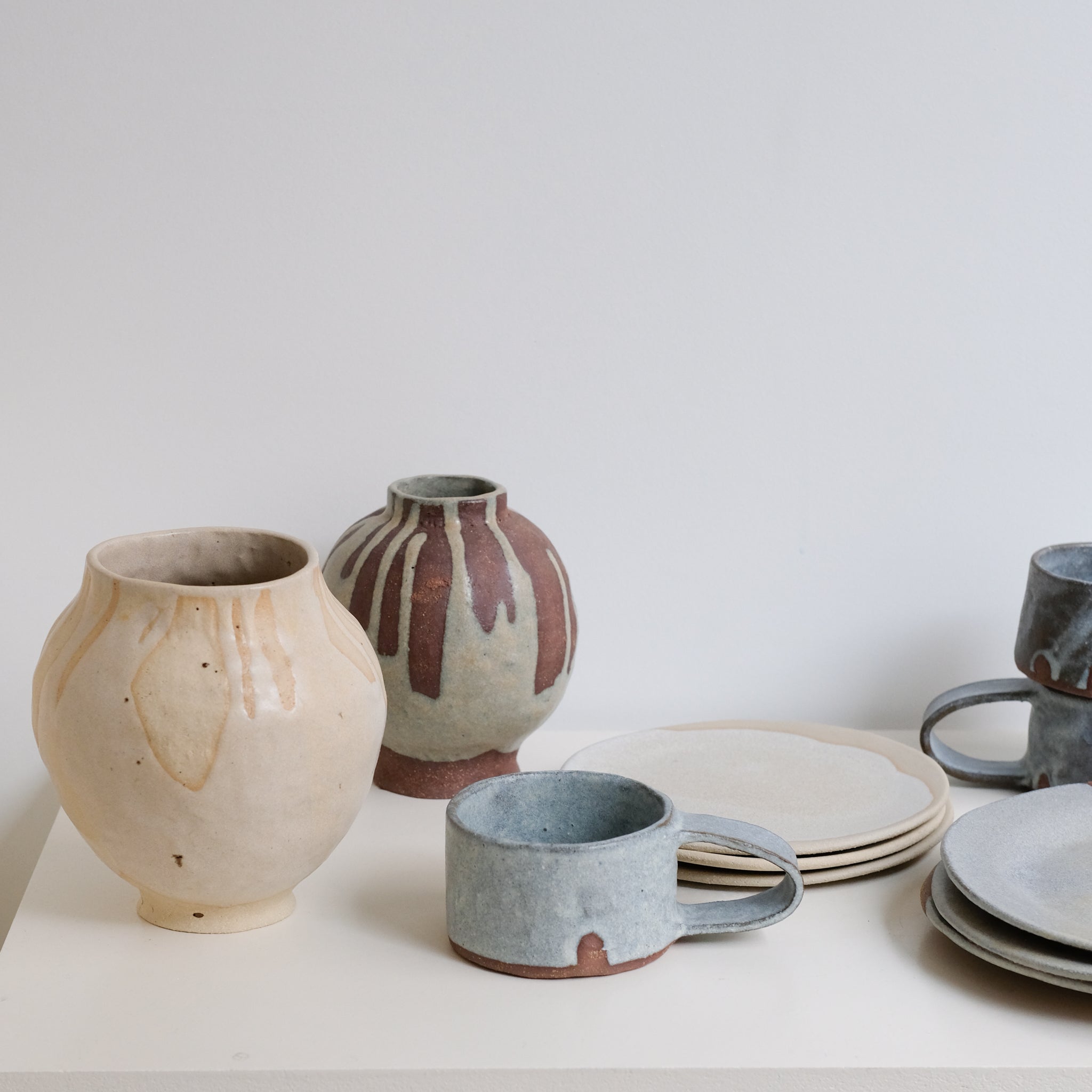 Vase en grès H 17cm - Beige sable par Helene Maury chez Brutal Ceramics