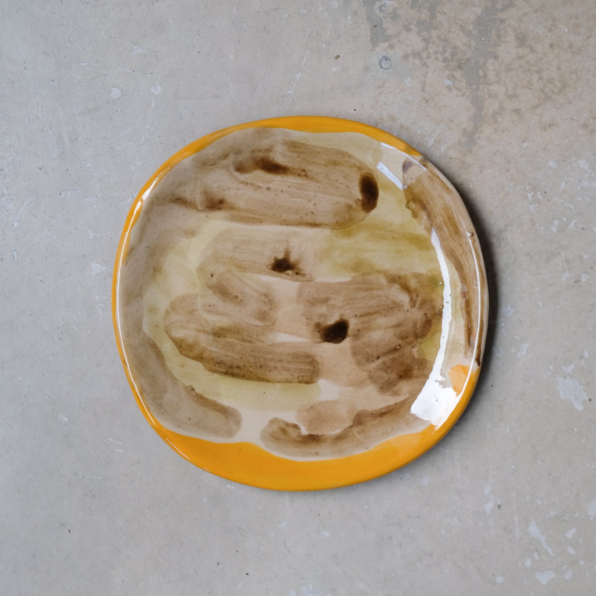 Assiette W2304 en faïence rouge D 19cm - Multicolore d'Héloise Bariol chez Brutal Ceramics