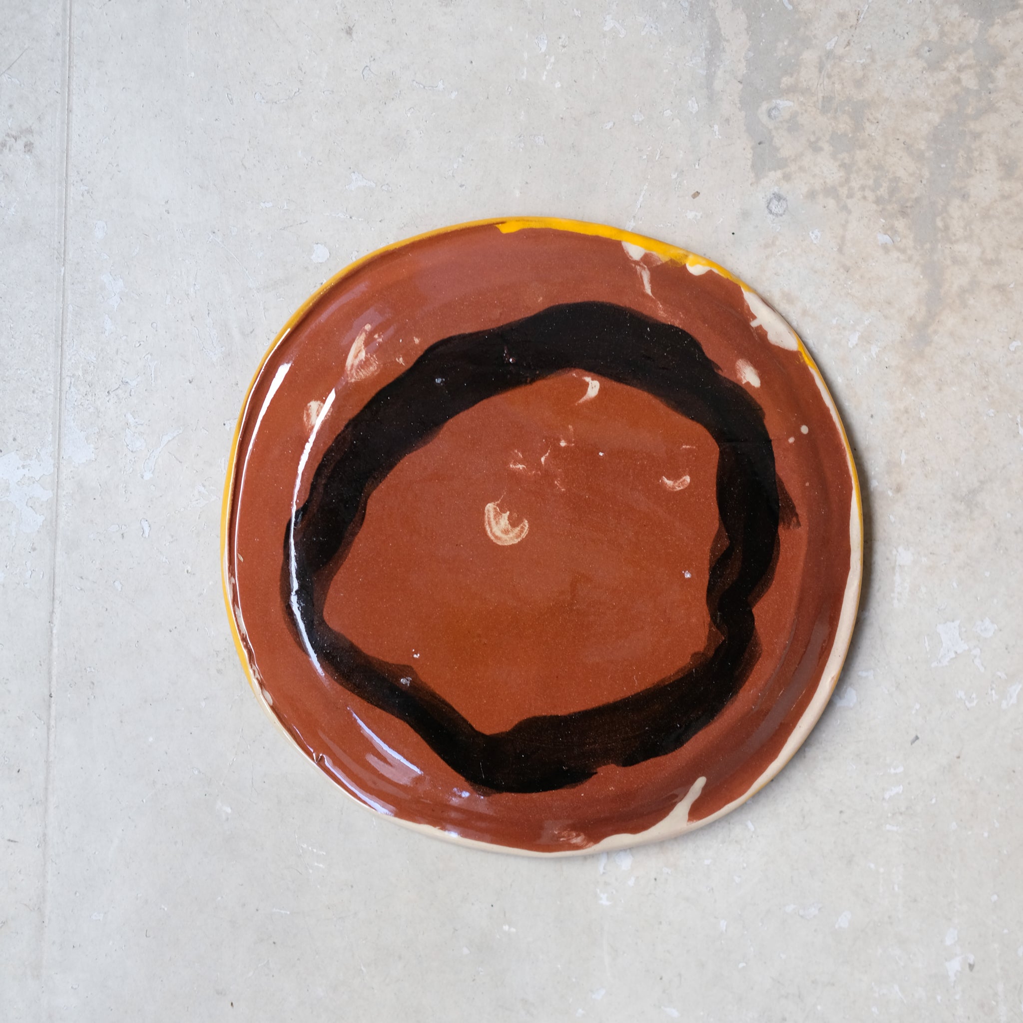 Assiette W2304 en faïence rouge D 19cm - Multicolore d'Héloise Bariol chez Brutal Ceramics