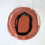 Assiette W2308 en faïence rouge D 19cm - Multicolore d'Héloise Bariol chez Brutal Ceramics