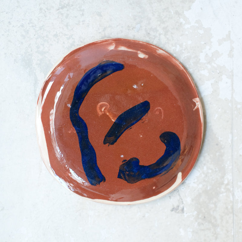 Assiette W2316 en faïence rouge D 19cm - Multicolore d'Héloise Bariol chez Brutal Ceramics