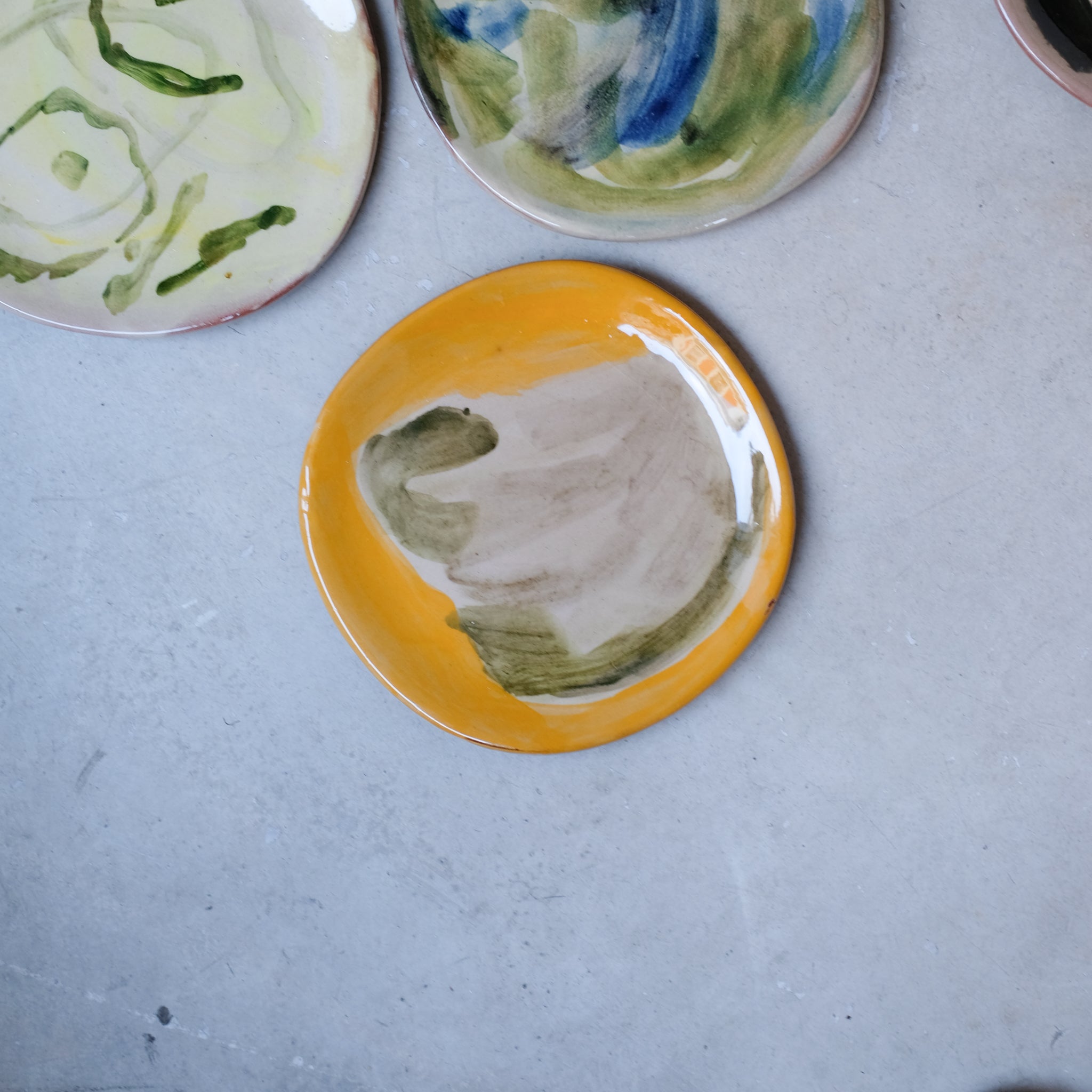 Assiette W2301 en faïence rouge D 19cm - Multicolore d'Héloise Bariol chez Brutal Ceramics