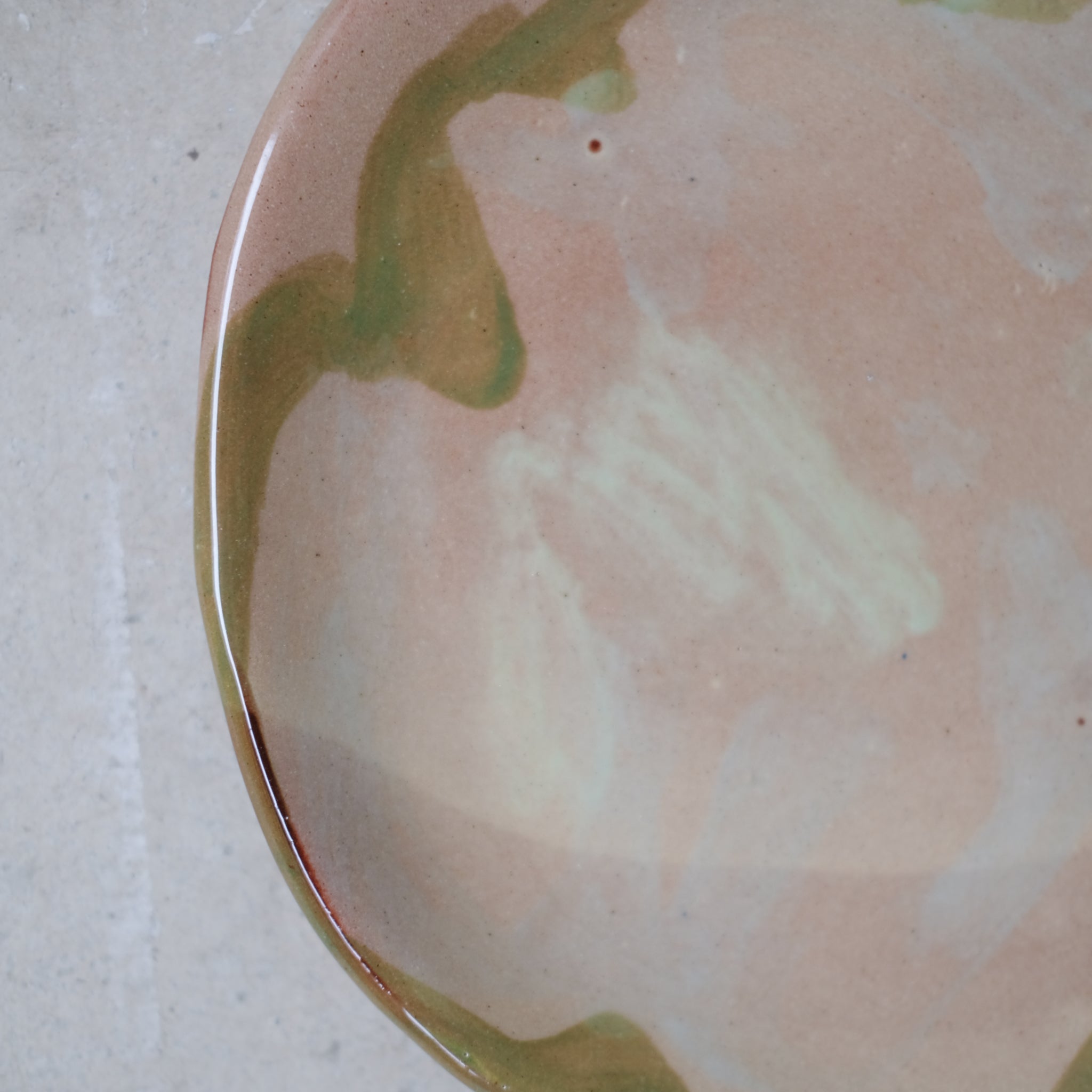 Assiette W2313 en faïence rouge D 19cm - Multicolore d'Héloise Bariol chez Brutal Ceramics