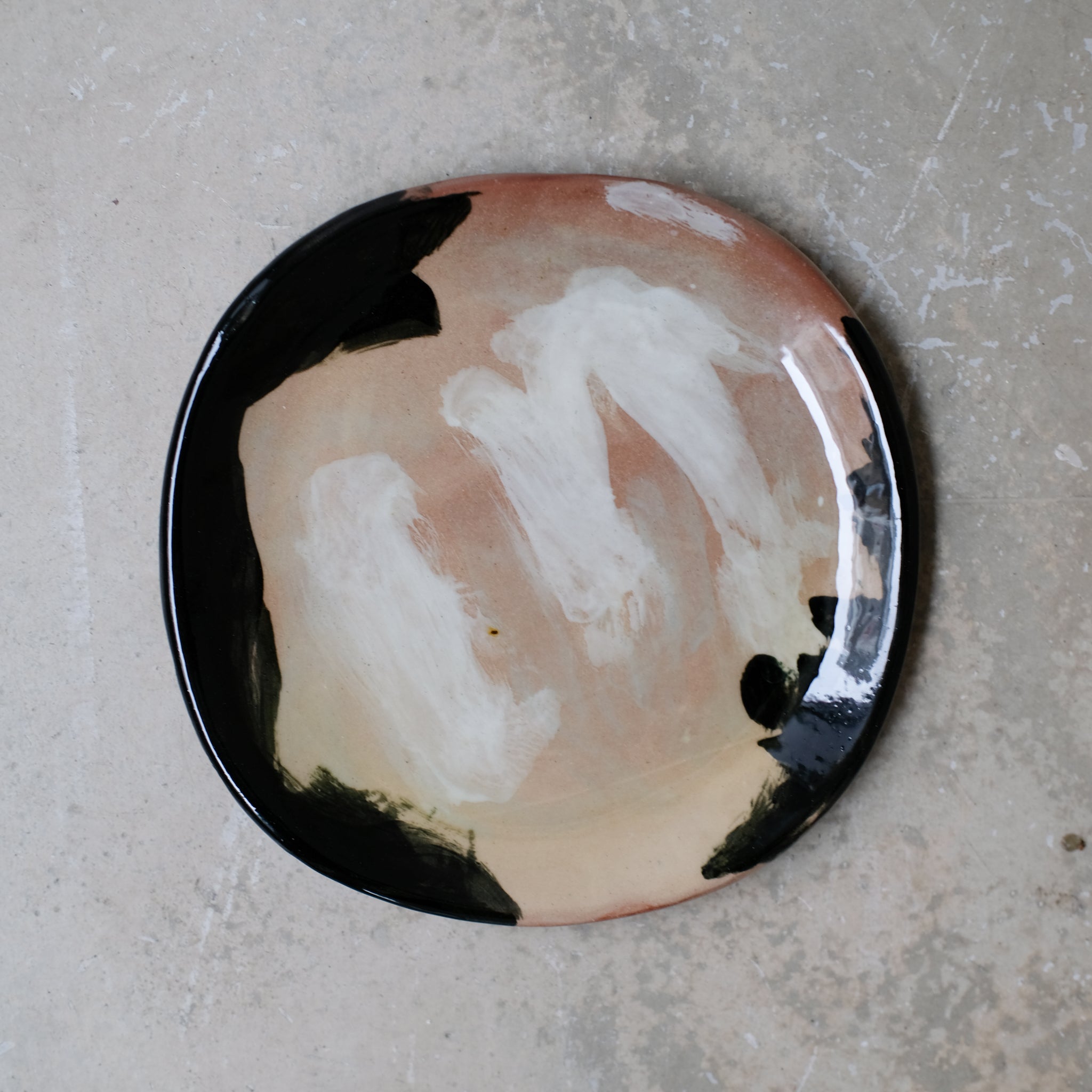 Assiette W2318 en faïence rouge D 19cm - Multicolore d'Héloise Bariol chez Brutal Ceramics