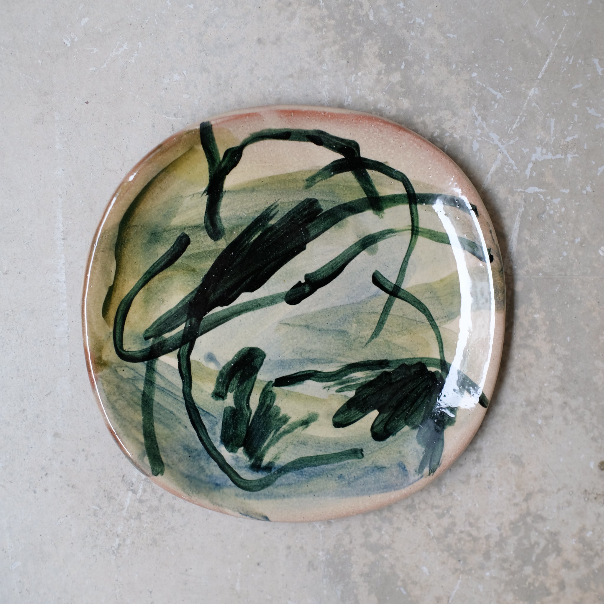 Assiette W2320 en faïence rouge D 19cm - Multicolore d'Héloise Bariol chez Brutal Ceramics