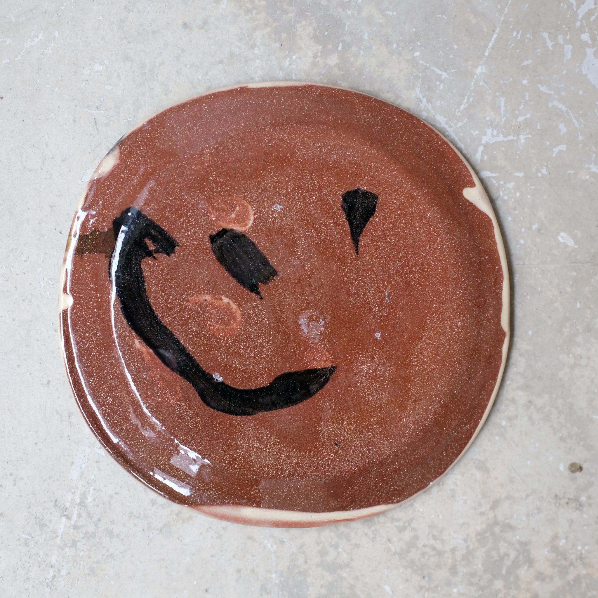 Assiette W2320 en faïence rouge D 19cm - Multicolore d'Héloise Bariol chez Brutal Ceramics