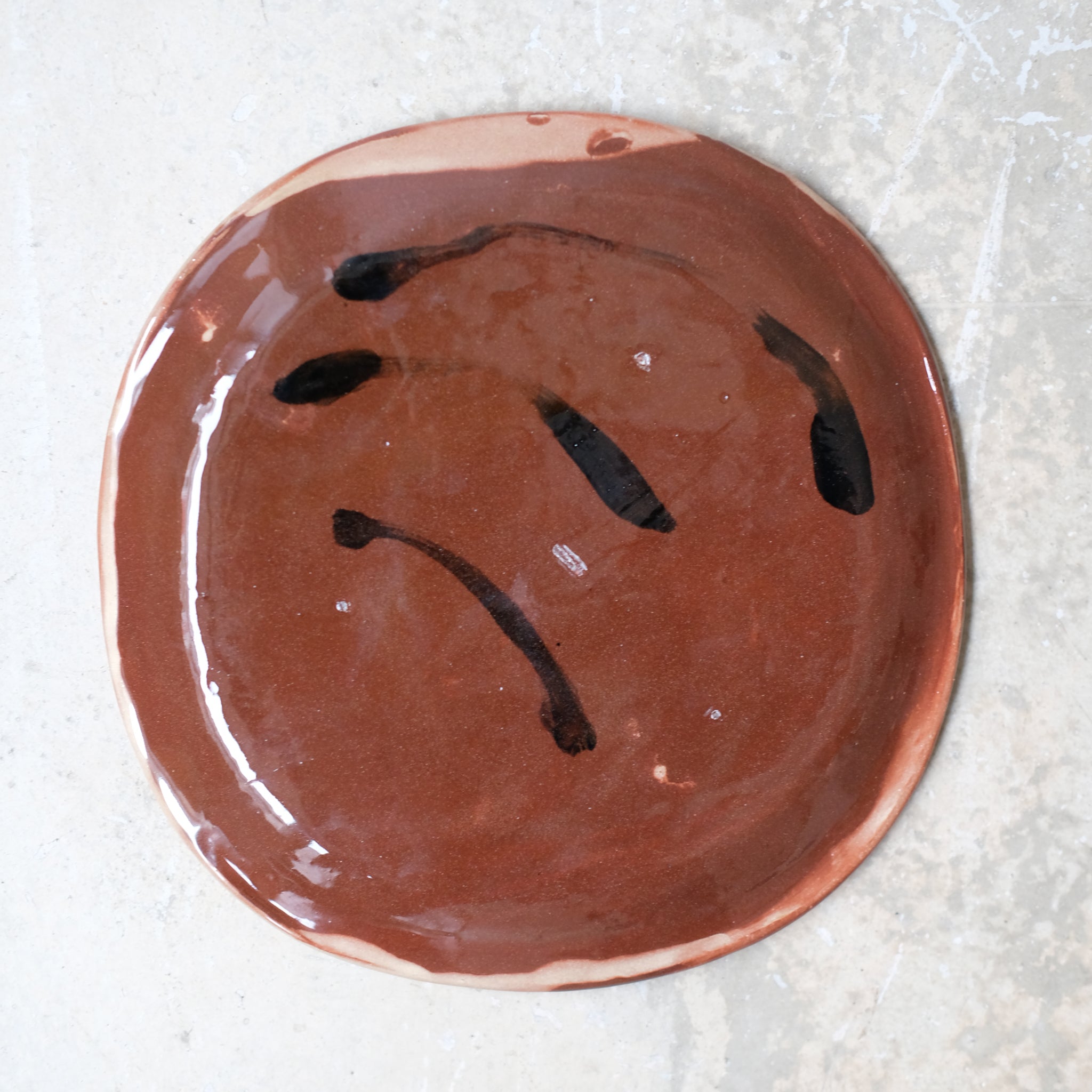 Assiette W2321 en faïence rouge D 19cm - Multicolore d'Héloise Bariol chez Brutal Ceramics