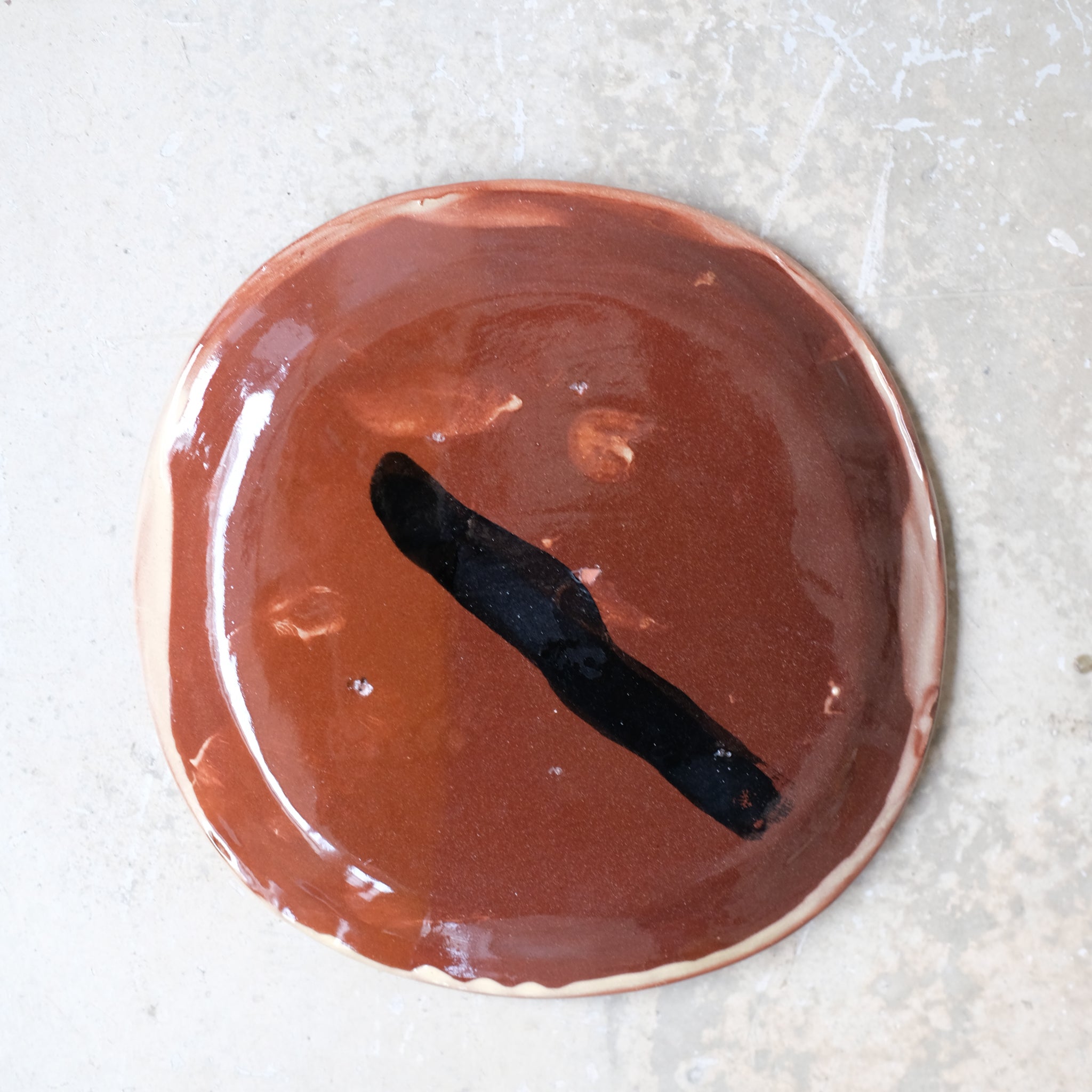 Assiette W2323 en faïence rouge D 19cm - Multicolore d'Héloise Bariol  chez Brutal Ceramics