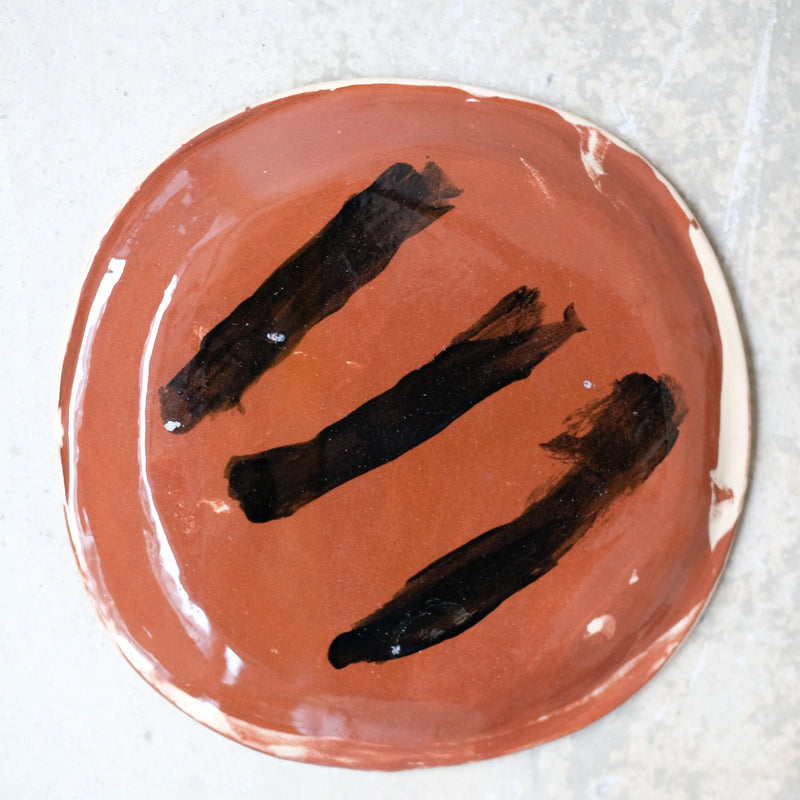 Assiette W2325 en faïence rouge D 19cm - Multicolore d'Héloise Bariol chez Brutal Ceramics