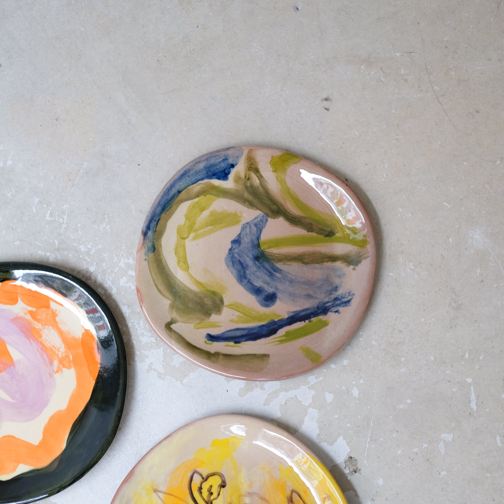 Assiette W2314 en faïence rouge D 19cm - Multicolore d'Héloise Bariol chez Brutal Ceramics