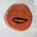 Assiette W2332 en faïence rouge D 19cm - Multicolore d'Héloise Bariol chez Brutal Ceramics