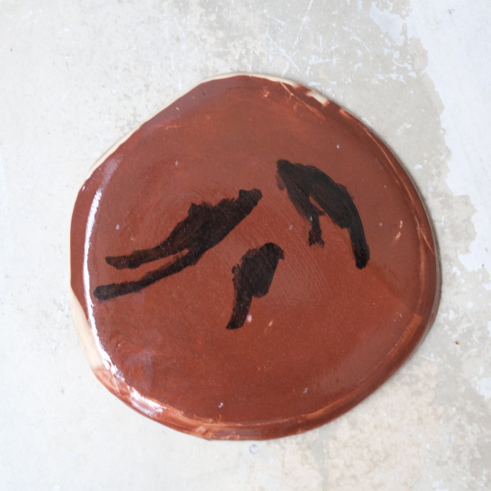 Assiette W2338 en faïence rouge D 19cm - Multicolore d'Héloise Bariol chez Brutal Ceramics
