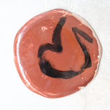 Assiette W2339 en faïence rouge D 19cm - Multicolore d'Héloise Bariol chez Brutal Ceramics
