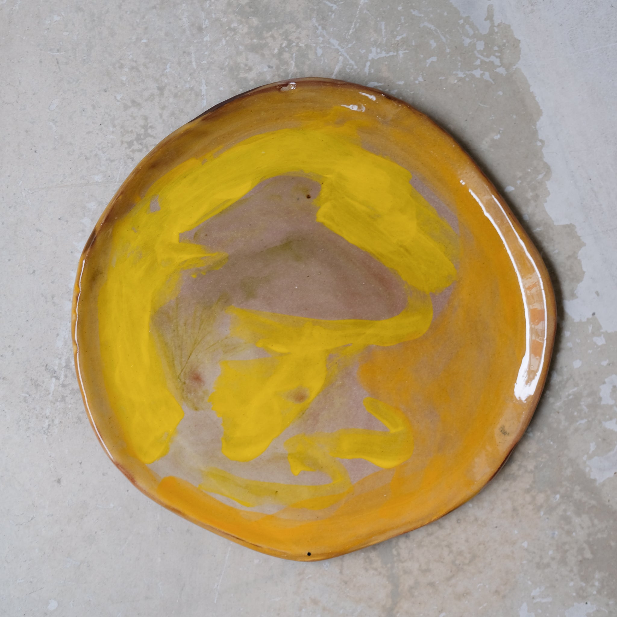 Assiette W2345 en faïence rouge D 19cm - Multicolore d'Héloise Bariol chez Brutal Ceramics
