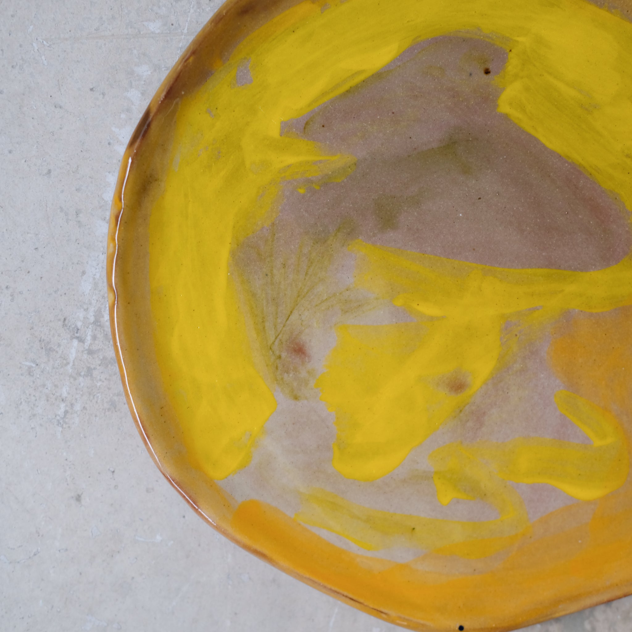 Assiette W2345 en faïence rouge D 19cm - Multicolore d'Héloise Bariol chez Brutal Ceramics