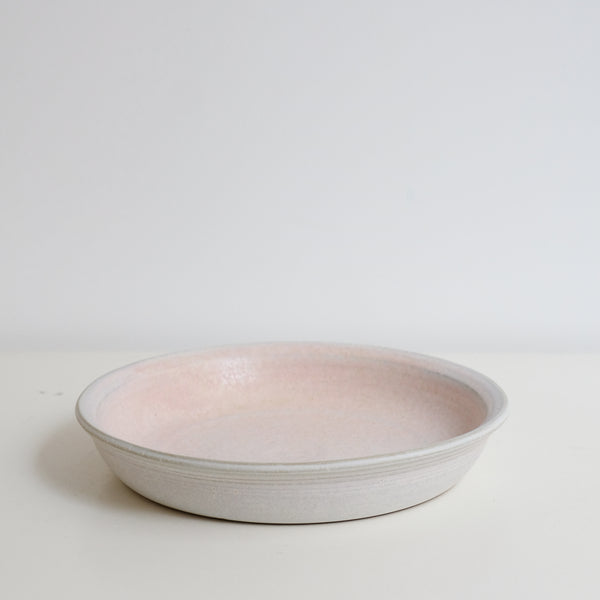Assiette creuse en grès gris D 20,5 cm - rose mat de Hoji Ceramics chez Brutal Ceramics