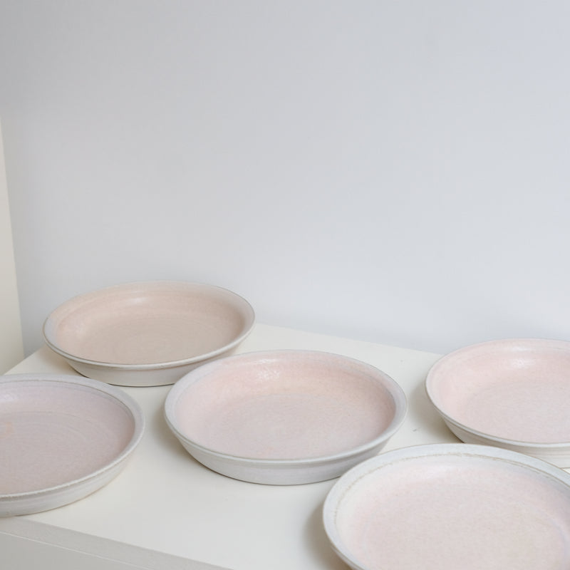 Assiette creuse en grès gris D 20,5 cm - rose mat de Hoji Ceramics chez Brutal Ceramics