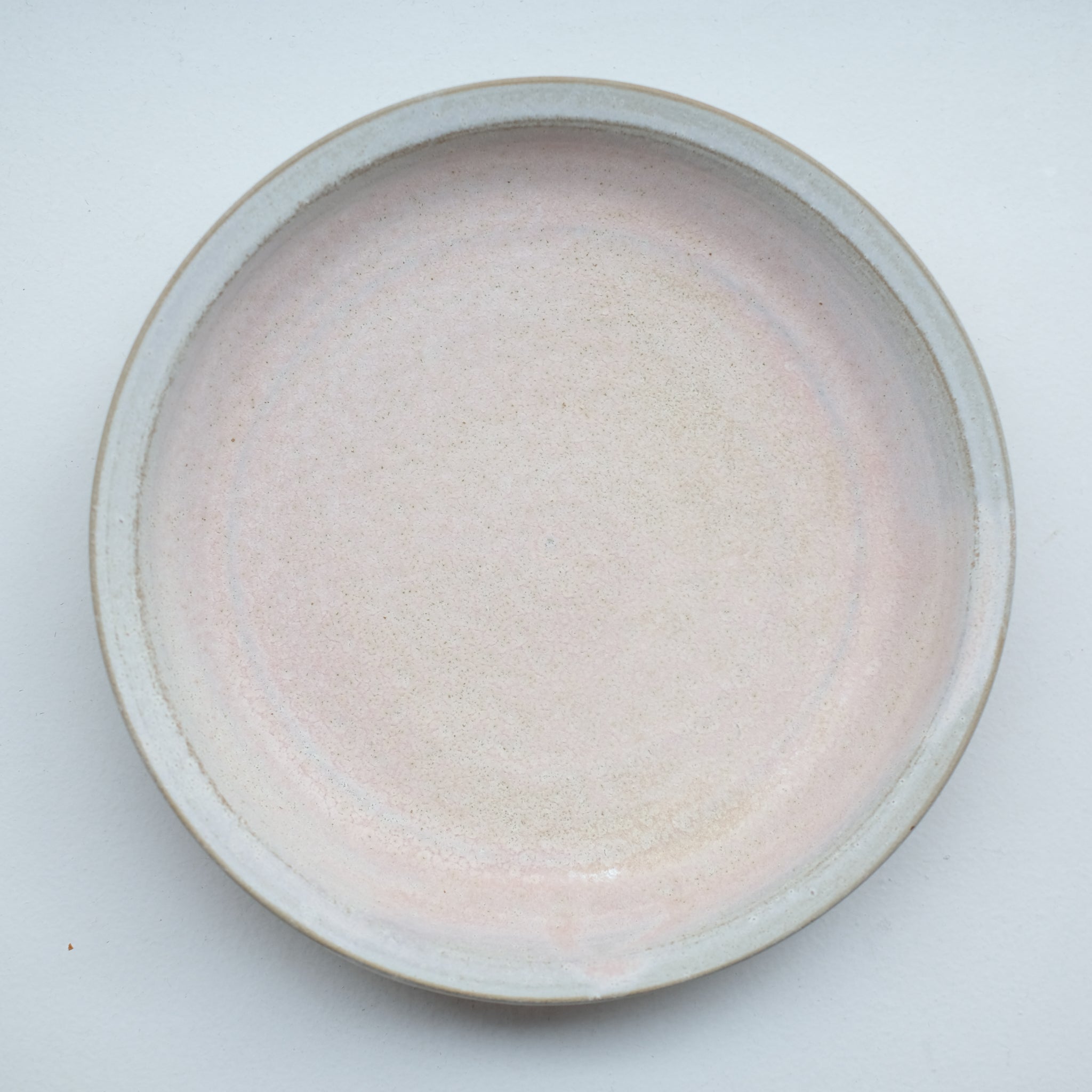Assiette creuse en grès gris D 20,5 cm - rose mat de Hoji Ceramics chez Brutal Ceramics