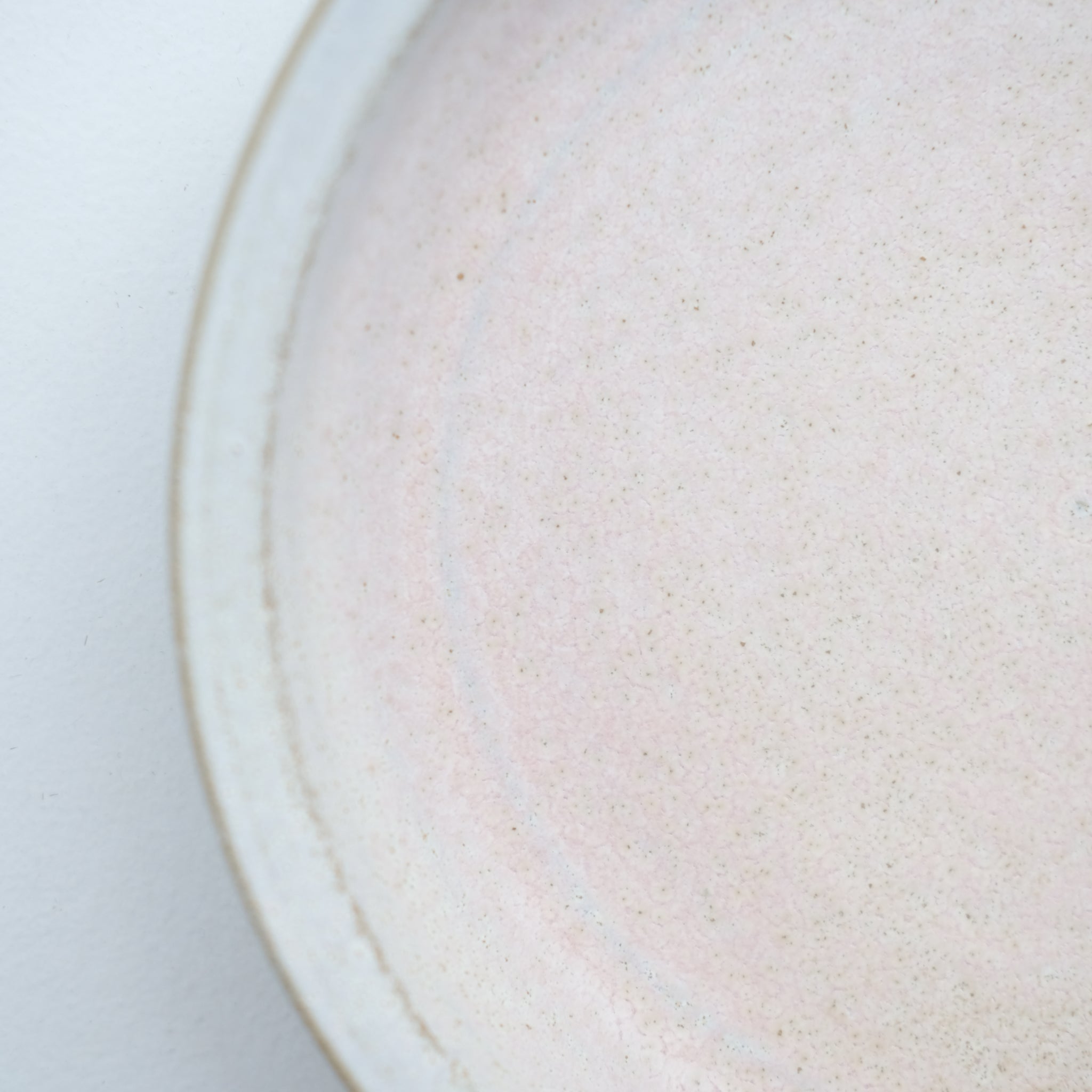 Assiette creuse en grès gris D 20,5 cm - rose mat de Hoji Ceramics chez Brutal Ceramics