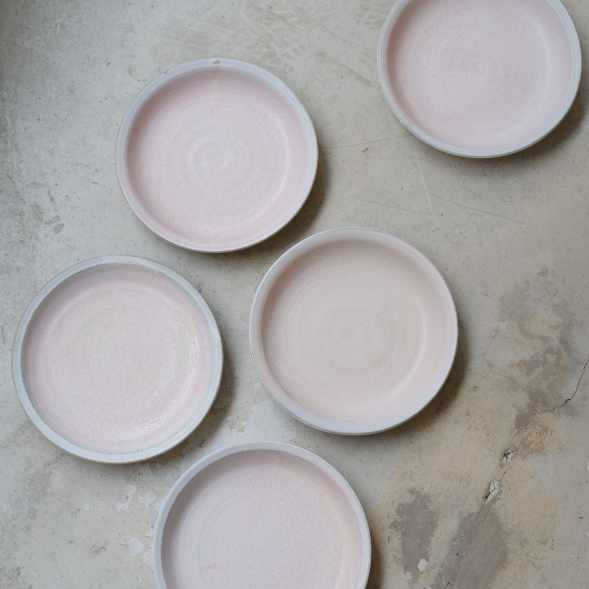 Assiette creuse en grès gris D 20,5 cm - rose mat de Hoji Ceramics chez Brutal Ceramics