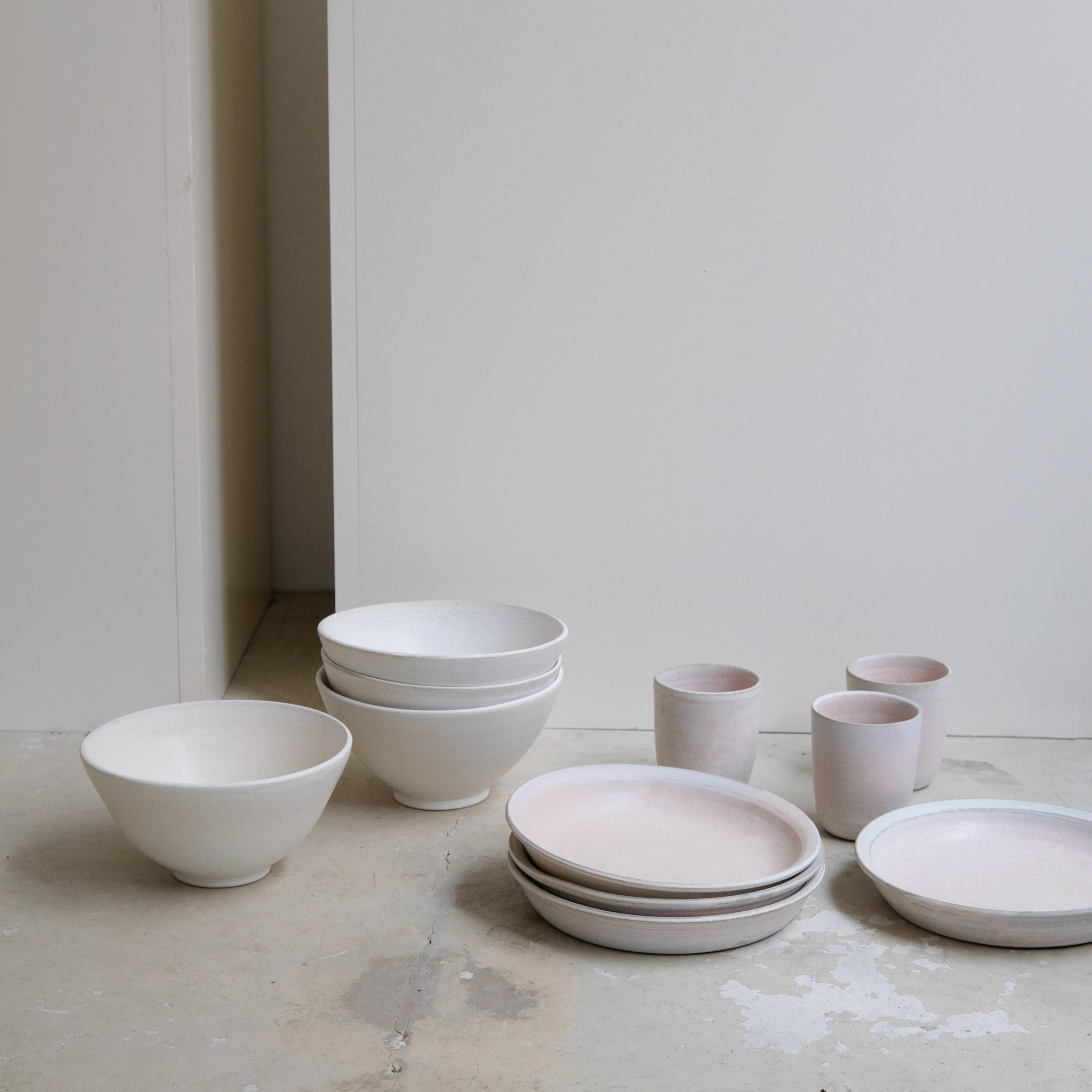 Assiette creuse en grès gris D 20,5 cm - rose mat de Hoji Ceramics chez Brutal Ceramics