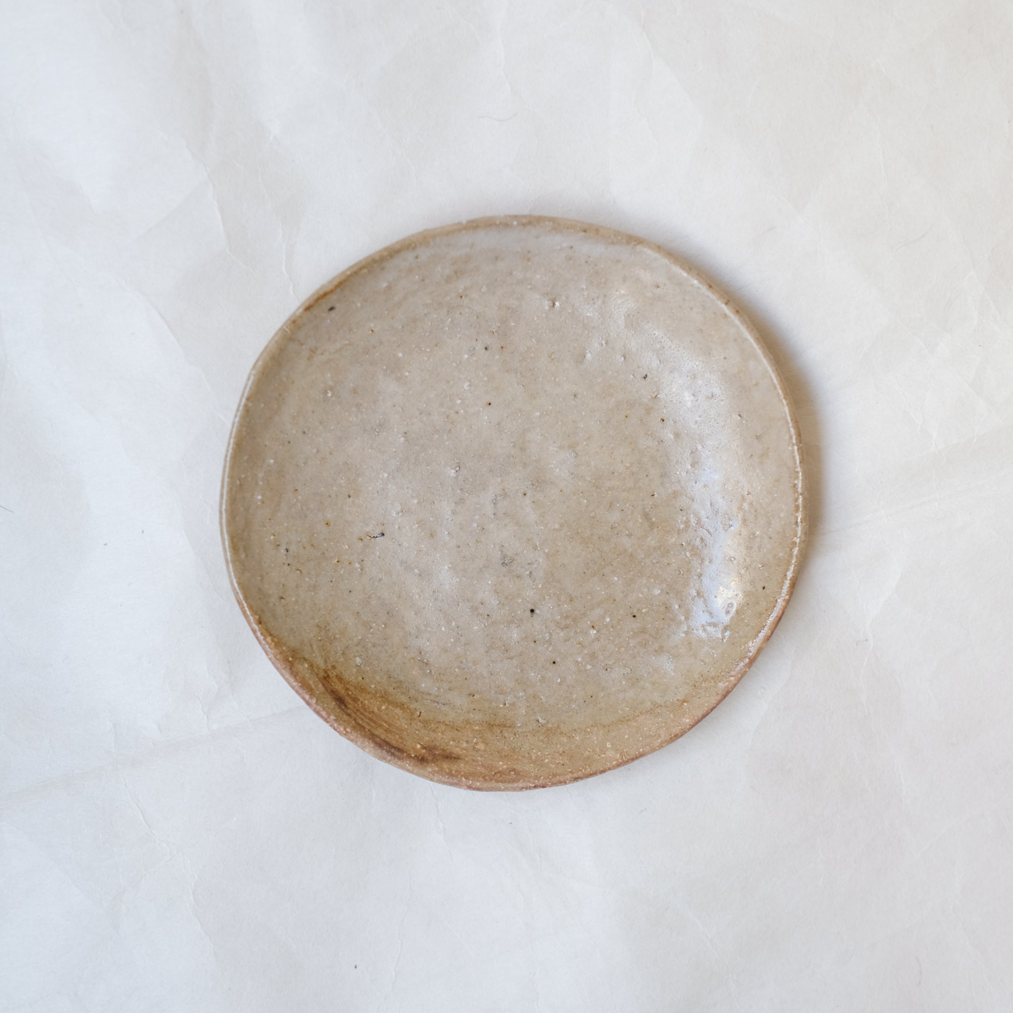 Assiette en argile récoltée D 14cm - beige satiné  de Judith Lasry chez Brutal Ceramics