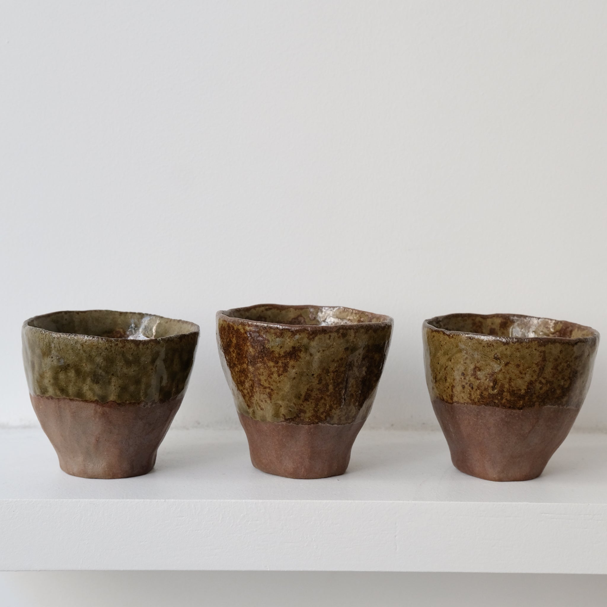 Tasse en grès de Treigny cuisson bois 90ml - vert rouge de Judith Lasry chez Brutal Ceramics