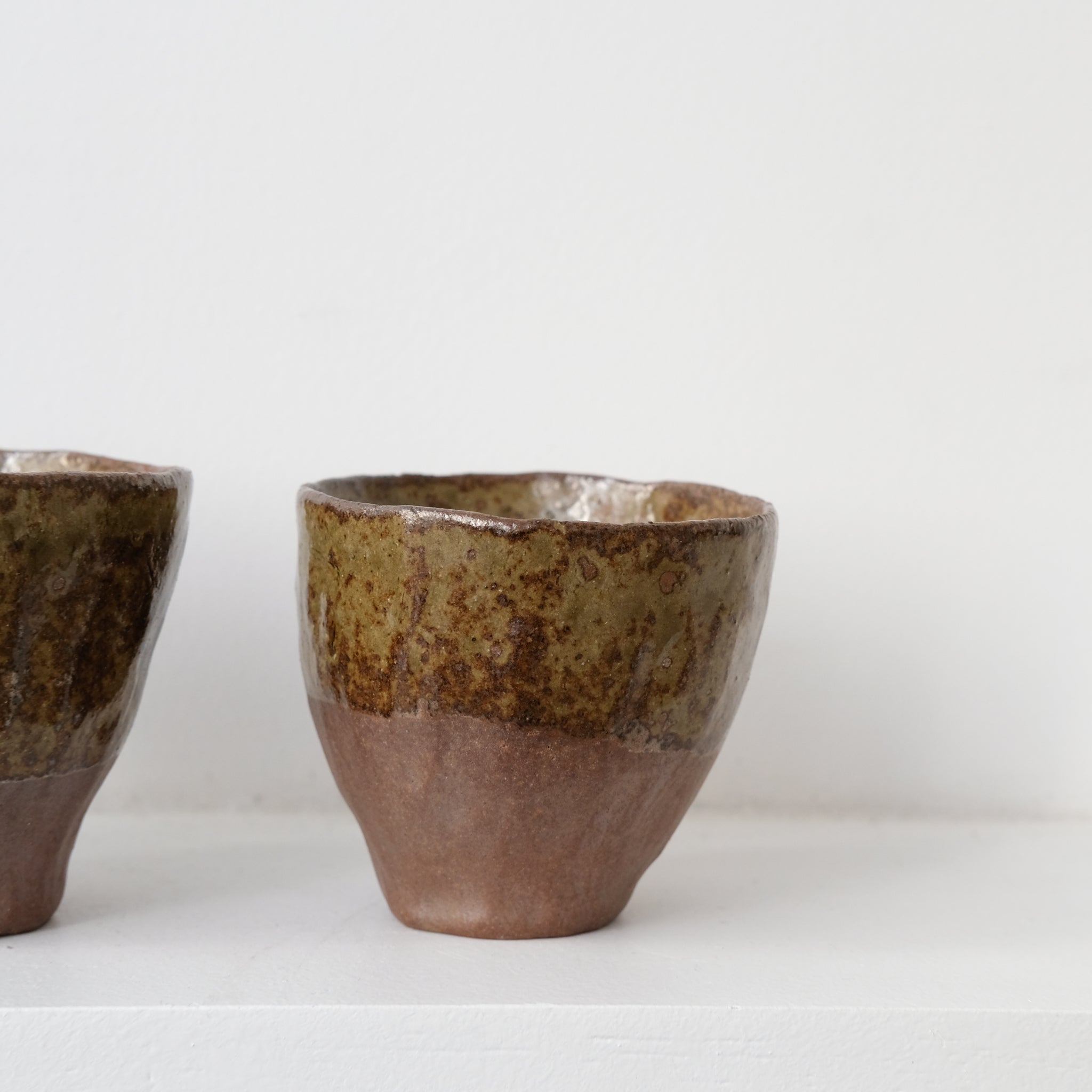 Tasse en grès de Treigny cuisson bois 90ml - vert rouge de Judith Lasry chez Brutal Ceramics