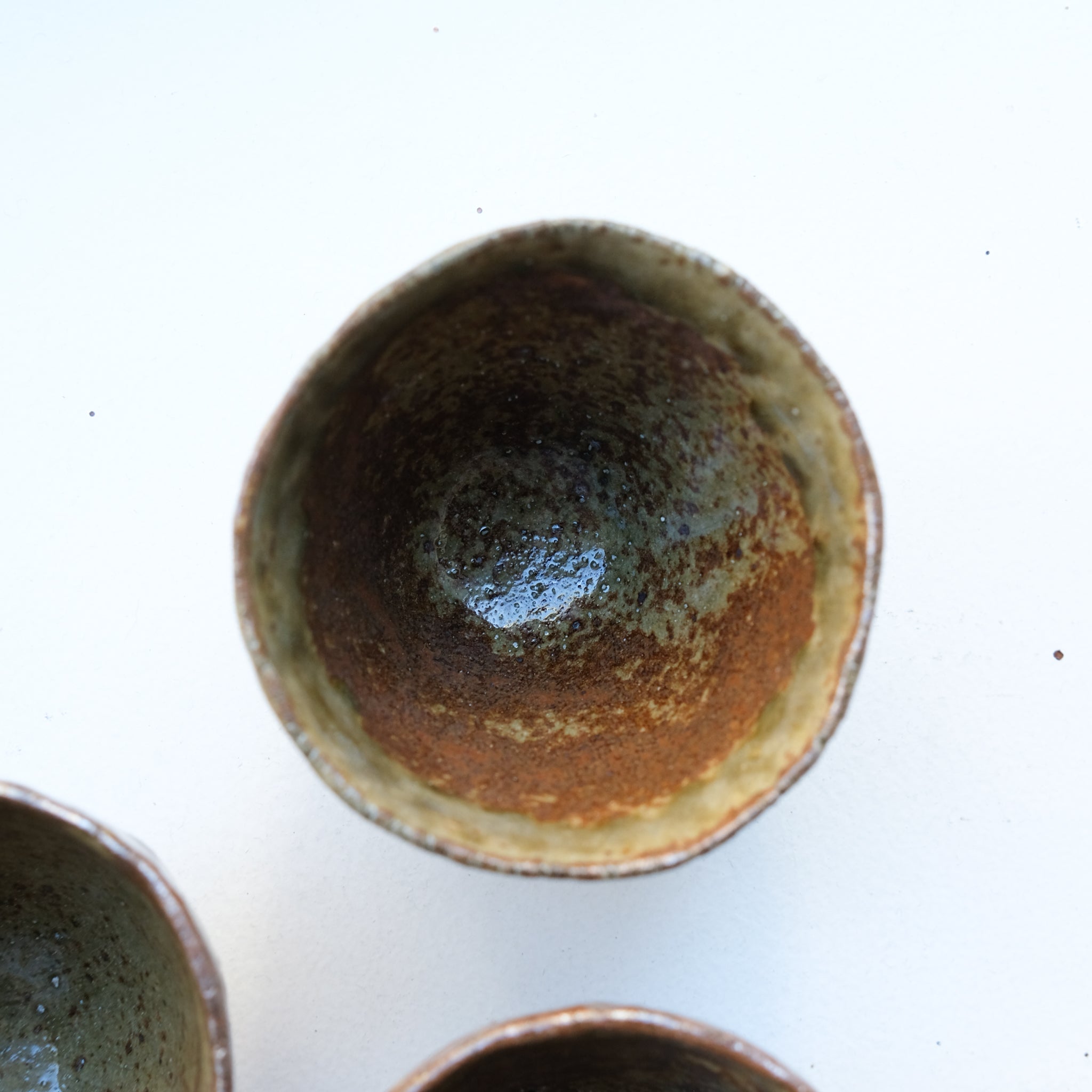 Tasse en grès de Treigny cuisson bois 90ml - vert rouge de Judith Lasry chez Brutal Ceramics