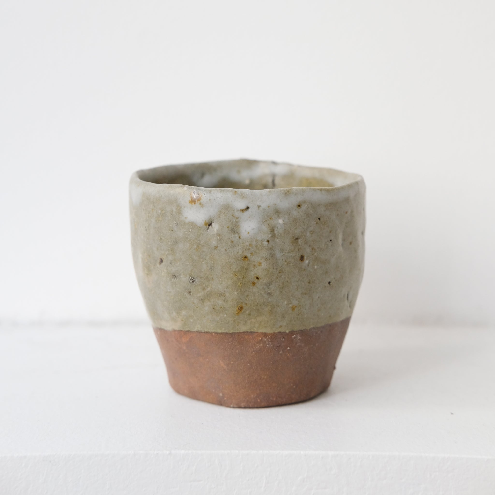 Tasse en argile récoltée cuisson bois 75ml - vert mat de Judith Lasry chez Brutal Ceramics