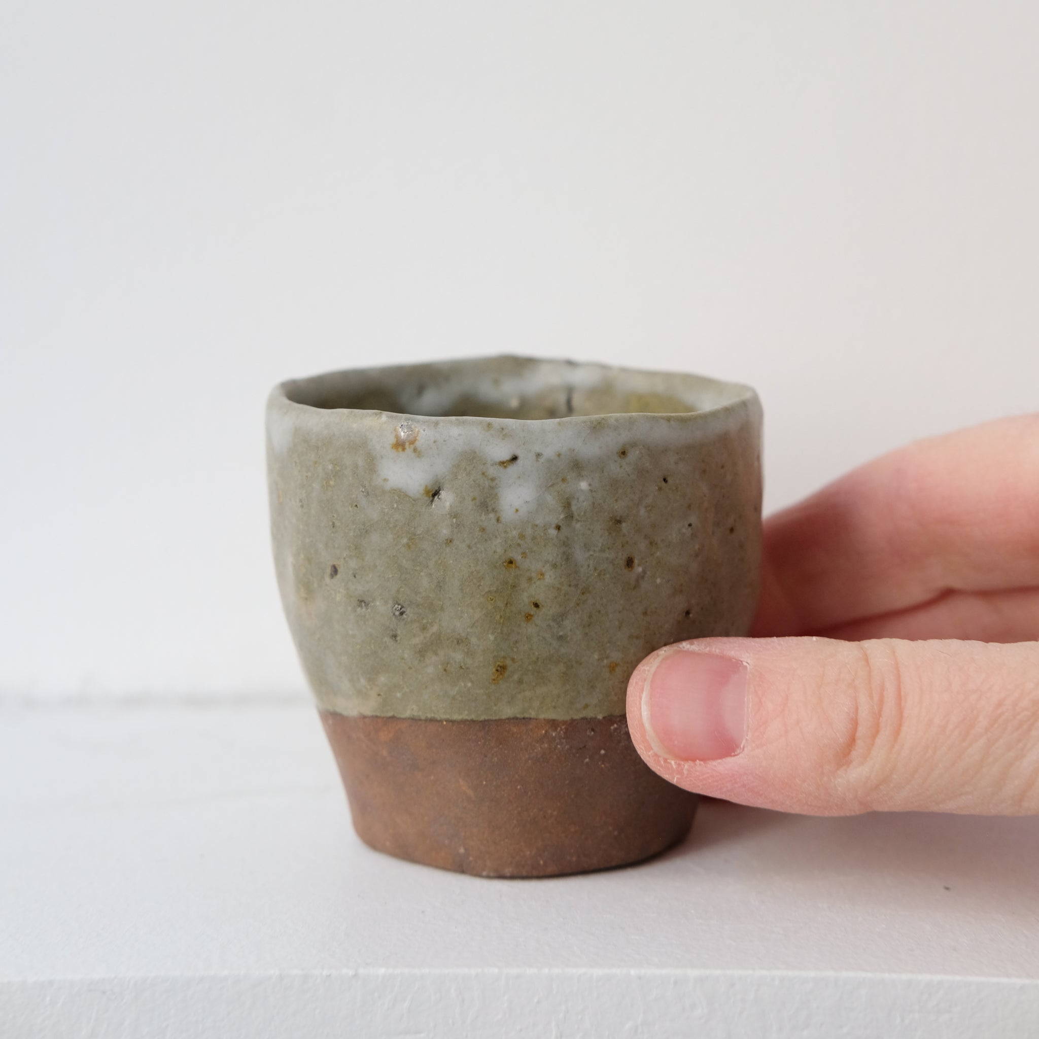 Tasse en argile récoltée cuisson bois 75ml - vert mat de Judith Lasry chez Brutal Ceramics