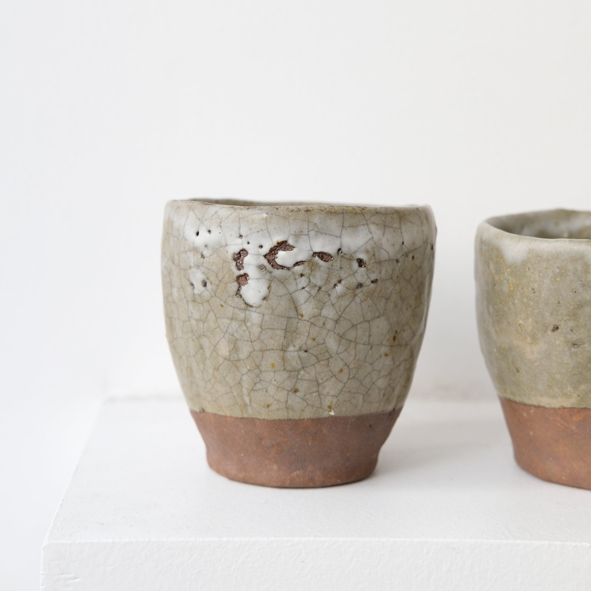 Tasse en argile récoltée cuisson bois 75ml - vert mat de Judith Lasry chez Brutal Ceramics