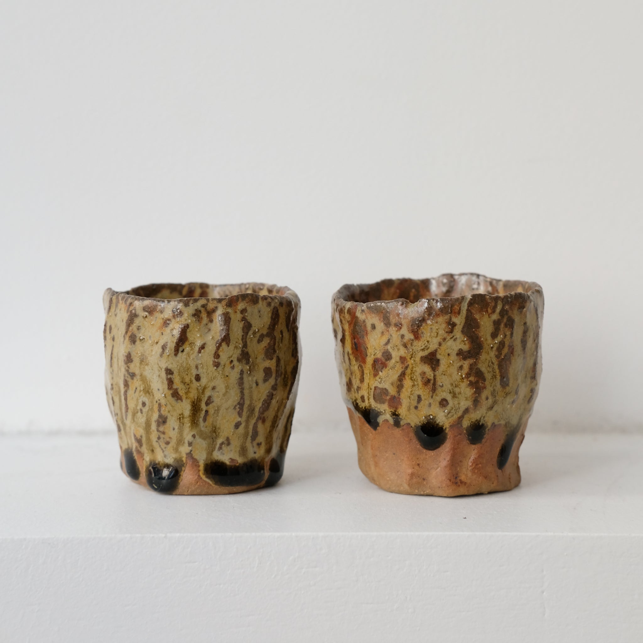 Tasse en argile recoltée cuisson bois 40ml - vert rouge de Judith Lasry chez Brutal Ceramics
