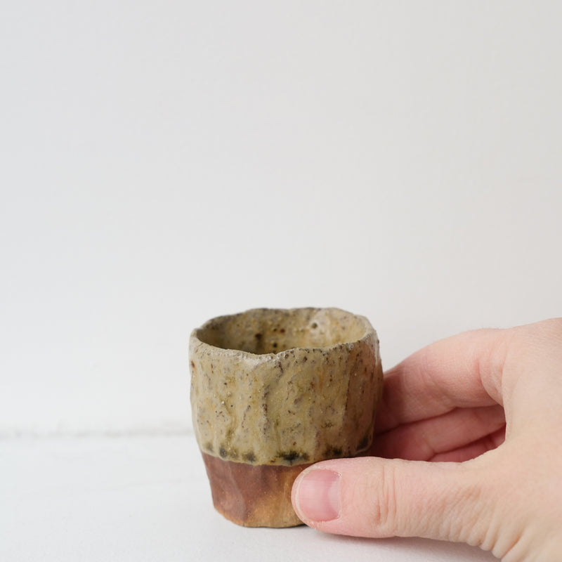Tasse en argile recoltée cuisson bois 40ml - vert jaune de Judith Lasry chez Brutal Ceramics