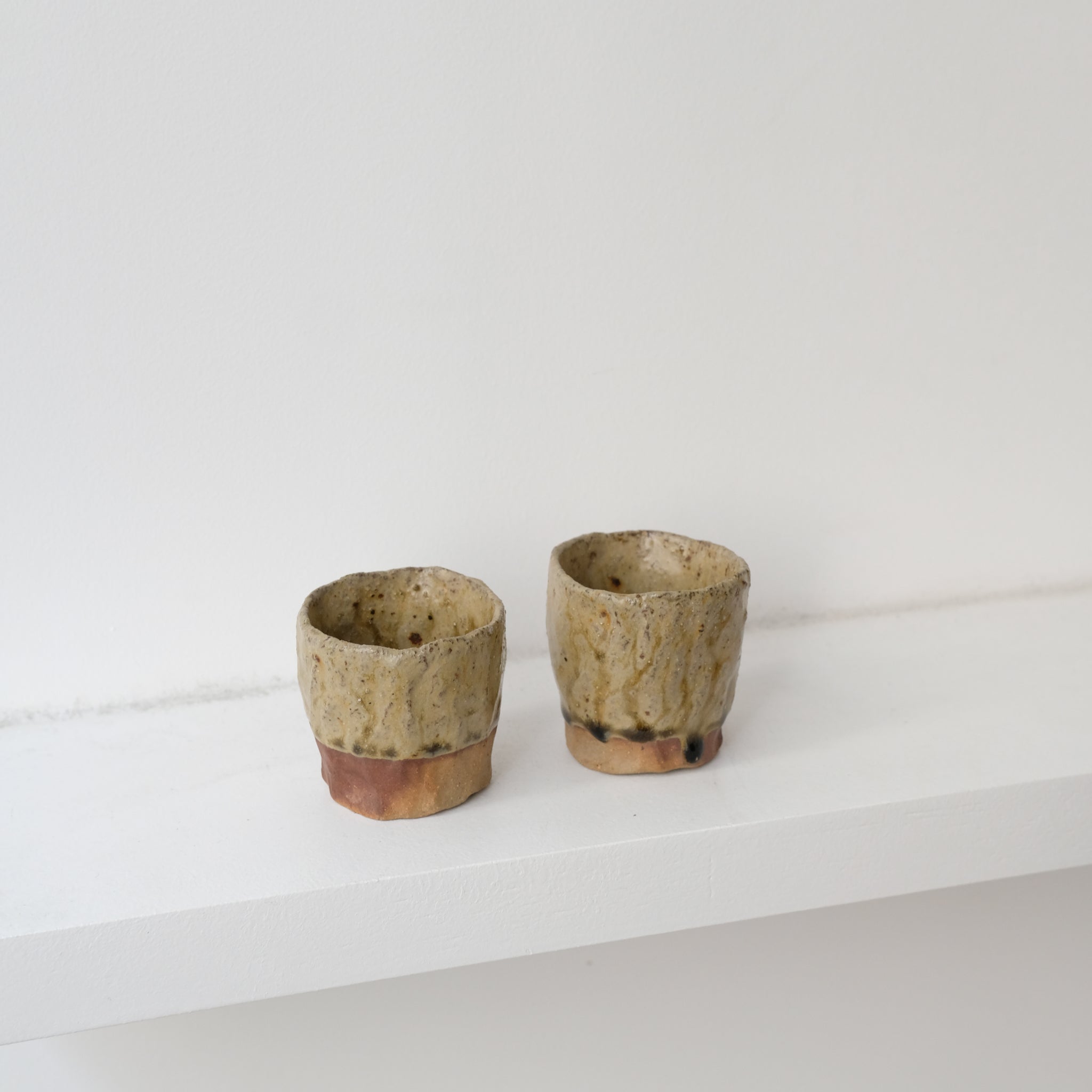 Tasse en argile recoltée cuisson bois 40ml - vert jaune de Judith Lasry chez Brutal Ceramics
