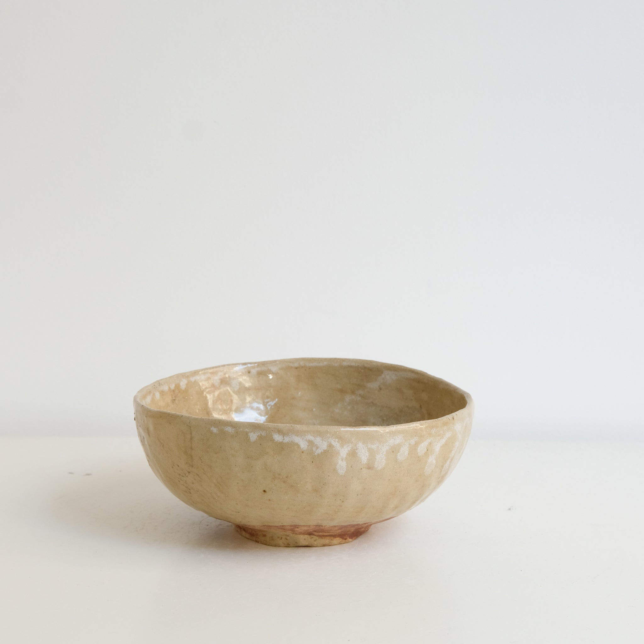 Bol pincé en argile récoltée D 17cm - beige de Judith Lasry chez Brutal Ceramics