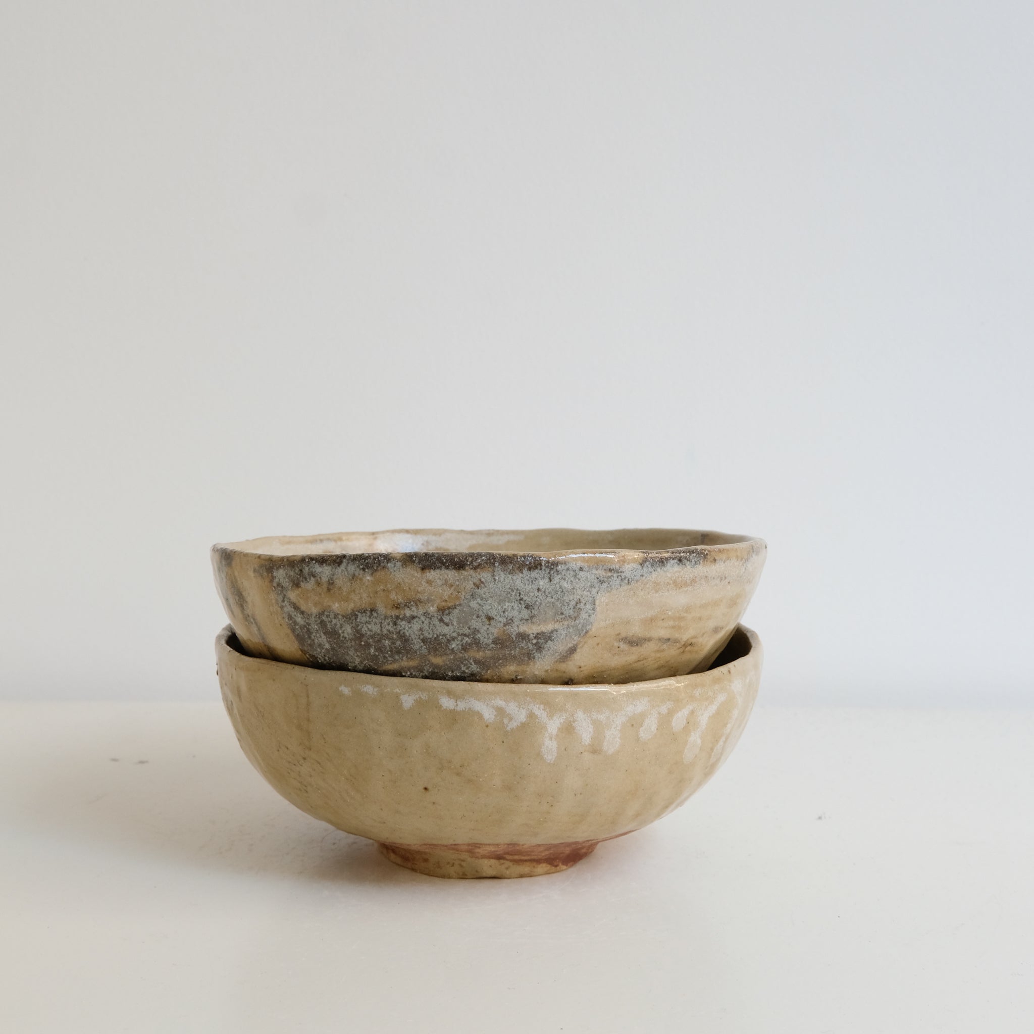 Bol pincé en argile récoltée D 17cm - beige de Judith Lasry chez Brutal Ceramics