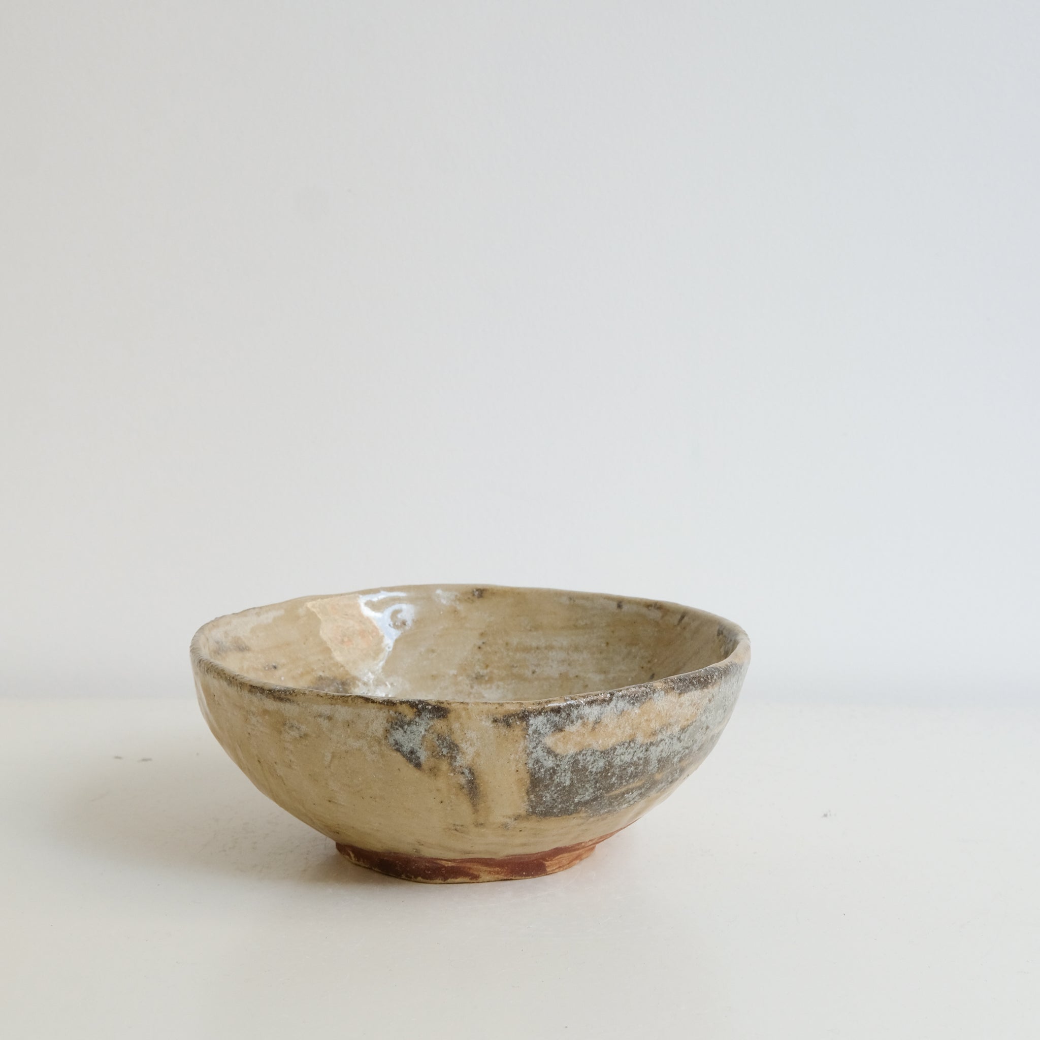 Bol pincé en argile récoltée D 17cm - beige de Judith Lasry chez Brutal Ceramics